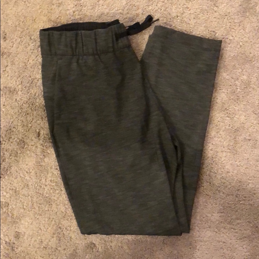 Lululemon 7/8 On The Fly Pant Woven - Size 8.